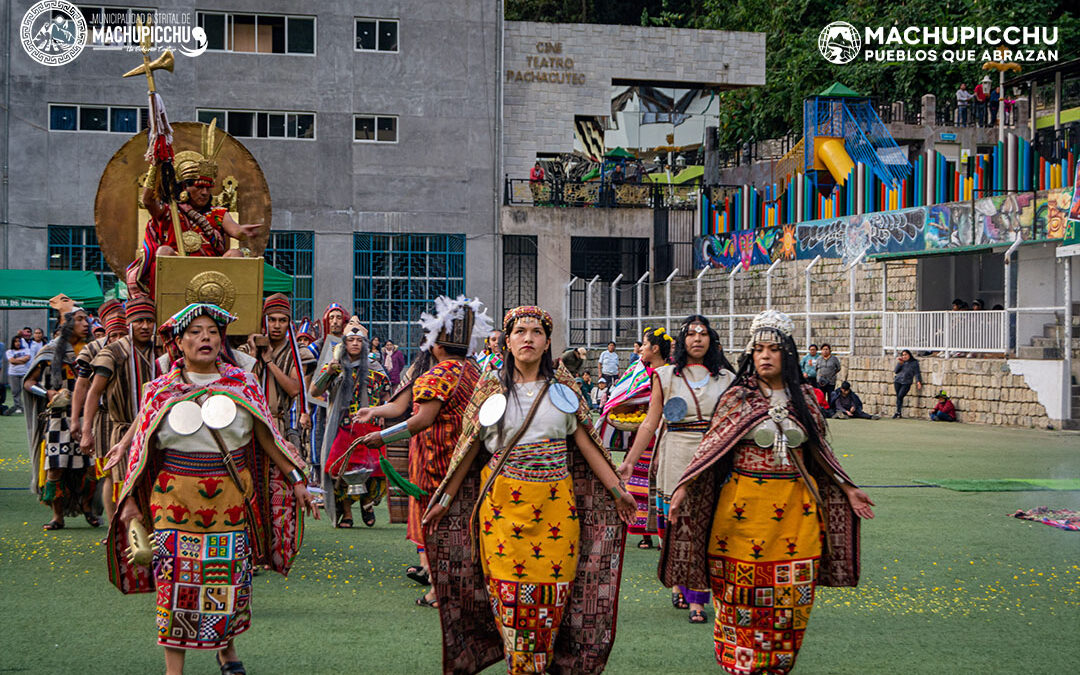 Escenificación del Purucallay Raymi en el estadio del Pueblo de Machupicchu